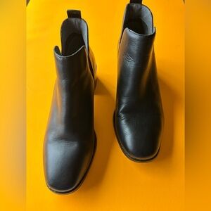 Seychelles Sleek Black Leather Pull On Ankle Boots   Size 9.5